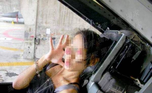 辣妹军机嘟嘴拍照 台军脸都气绿了！