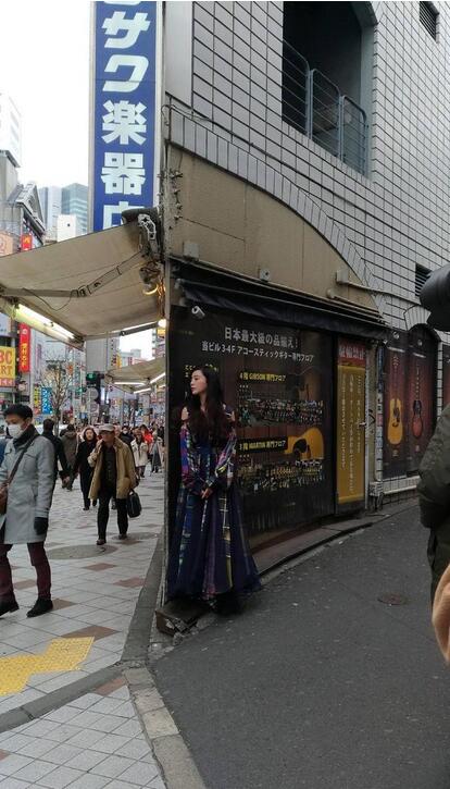 东京街头捕捉野生范冰冰 水嫩美肌白到发光