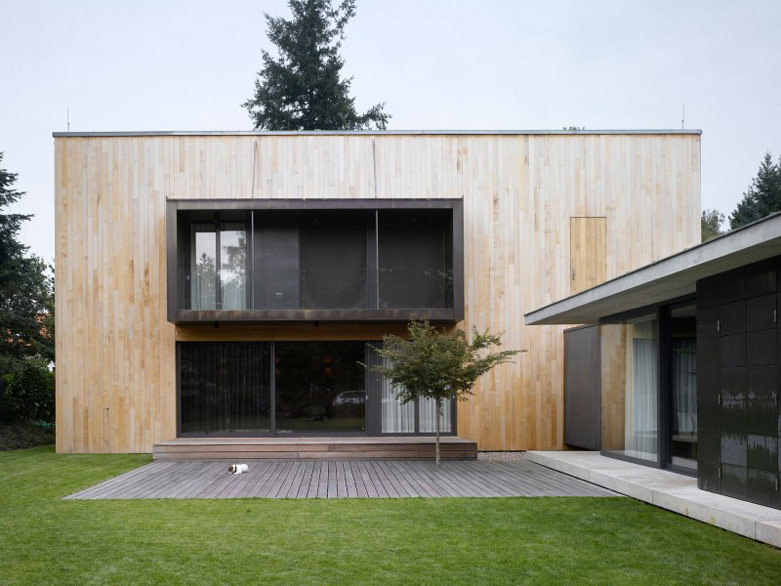 捷克朴素低调家庭墅:由两个相互交叉衔接的建筑体量构成呈"l"形