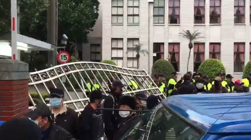 突袭立法机构 800壮士高喊蔡英文下台!