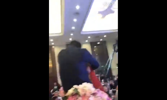 公公吻儿媳涉事人发声明 这种动作纯属是喜庆气氛的需要