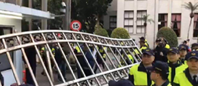 800壮士高喊蔡英文下台 呼吁台当局停止审查军人退抚新制草案