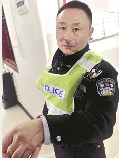 巡警冒死将人拽出 头发被热浪烧焦