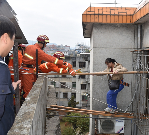 家门口被放炸弹 消防员协助一家5口高空逃生