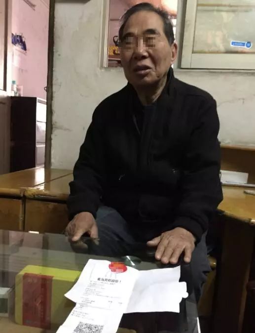 外卖小哥请老人吃午餐 执着老人打电话要还钱
