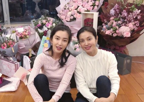 李冰冰晒生日温馨全家福 一家人都颜值超高！
