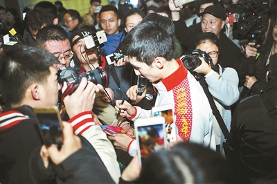 中国冬奥健儿凯旋 武大靖受到粉丝们的热情欢迎