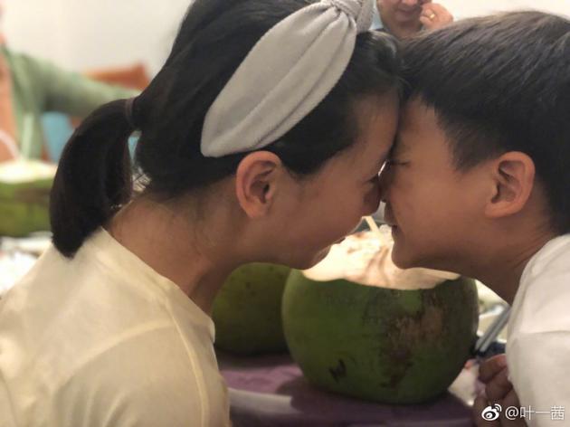 森碟亮仔同喝椰子水 叶一茜称甚感欣慰
