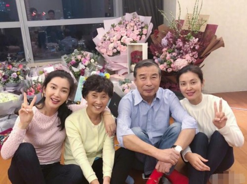 李冰冰晒生日温馨全家福 一家人都颜值超高！