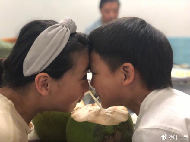 森碟亮仔同喝椰子水 叶一茜称甚感欣慰