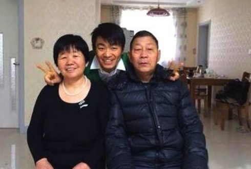 王宝强陪父母逛街 全程对父母非常体贴