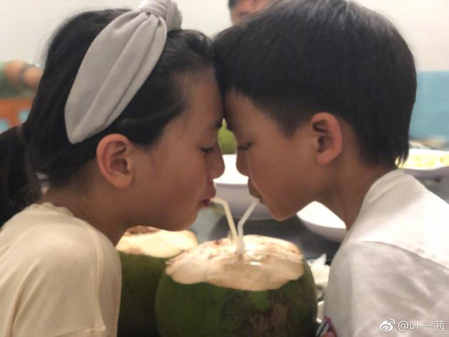 森碟亮仔同喝椰子水 叶一茜称甚感欣慰