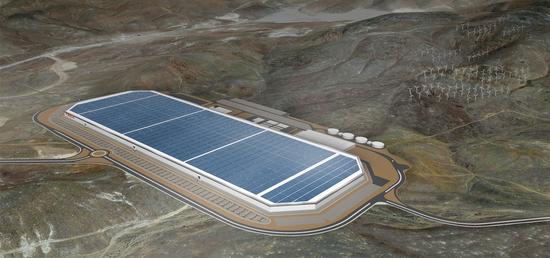 特斯拉超级工厂屋顶开铺太阳能电池
