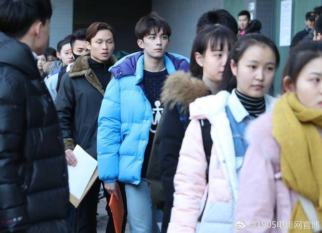 吴磊现身北电艺考 身穿蓝色外套看上去十分精神