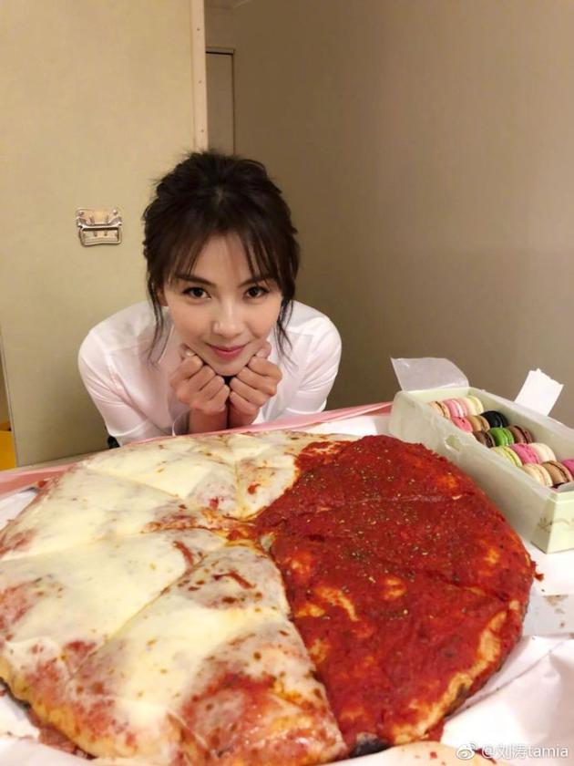 刘涛晒超大披萨照片 为难的写道：吃还是忍？