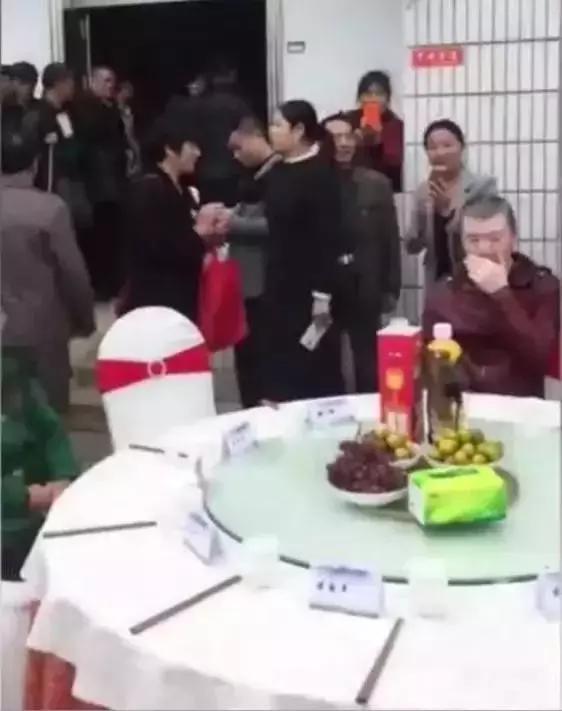 冯小刚回老家气场强 陪说话的人几乎没有
