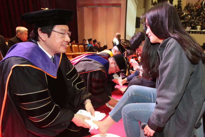 韩国一大学教授为新生洗脚 女生们既害羞又激动