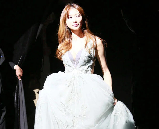 2018最新婚纱披肩_林志玲自提深V婚纱卷发披肩秀上围好似仙女下凡!