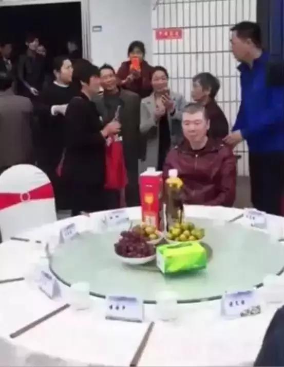 冯小刚回老家气场强 陪说话的人几乎没有