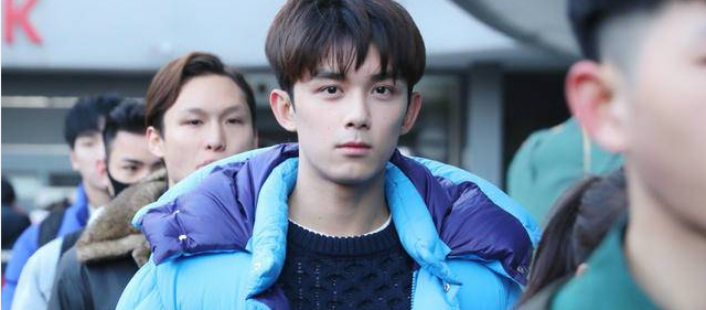 吴磊现身北电艺考 身穿蓝色外套看上去十分精神