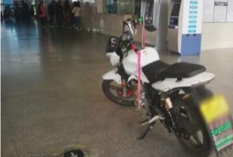 着急转乘高铁 男子骑摩托冲进售票厅