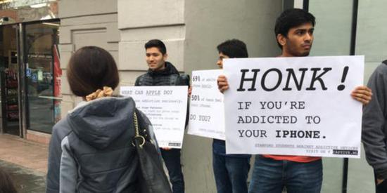 斯坦福学生在苹果门店发出抗议：呼吁解决手机成瘾问题
