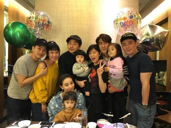 霍建华现身修杰楷庆生趴 咘咘的表情亮了