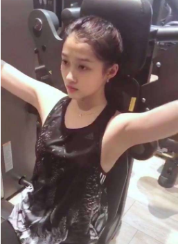 关晓彤素颜健身 纤细手臂十分抢镜