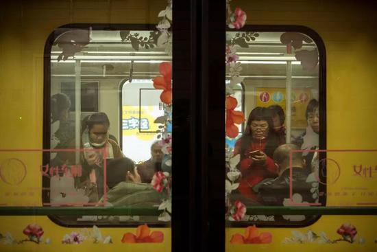 女性车厢挤满男子 男性霸占女性车厢的问题就