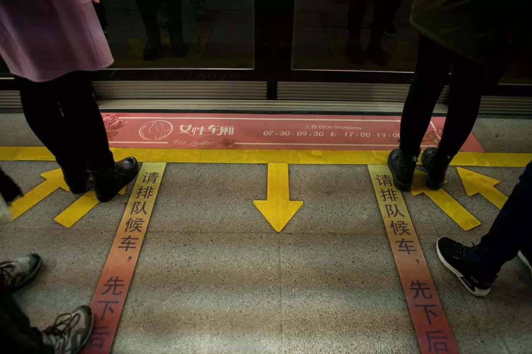 女性车厢挤满男子 真别怪外媒管中国的闲事儿