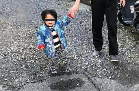 诡异 日本男童悬浮半空!