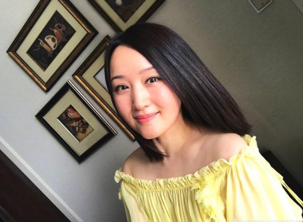 47岁杨钰莹少女味十足 戴黑色贝雷帽搭白外套