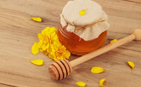 喝蜂蜜水有什么好处吗 喝蜂蜜水的功效 喝蜂蜜水注意什么