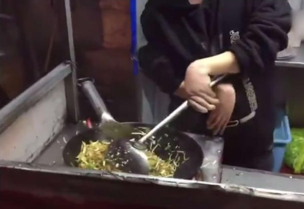 小伙双臂残疾卖炒面 从下午一直忙活到凌晨四点