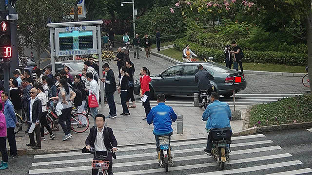 过马路闯红灯？ 深圳曝闯红灯行人信息 