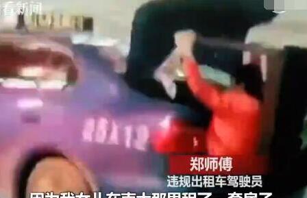 男子让老婆抱桌子蜷缩后备箱 交警大队已依法进行处罚