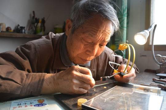 四川八旬老人坚持雕刻70年 凭借不仅仅是一时的兴趣 