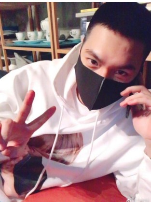 李敏镐微博短发三连拍 预计明年5月份退役