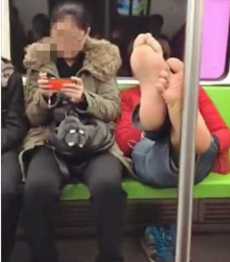 男子地铁当众脱鞋袜 双脚翘起蹬在地铁栏杆上