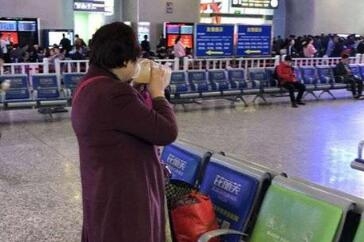 被告知散装酒不能带上高铁 女子当场豪饮米酒半桶