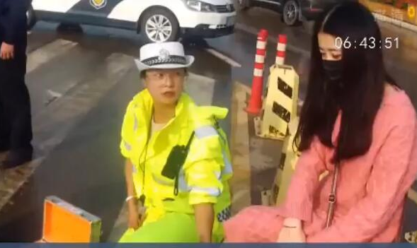 女交警暖心公主抱 网友直呼太贴心