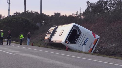 中国游客大巴葡萄牙翻车 事故造成26人不同程度受伤