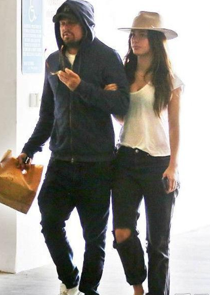 小李子新恋情曝光 与嫩模手挽手买早餐