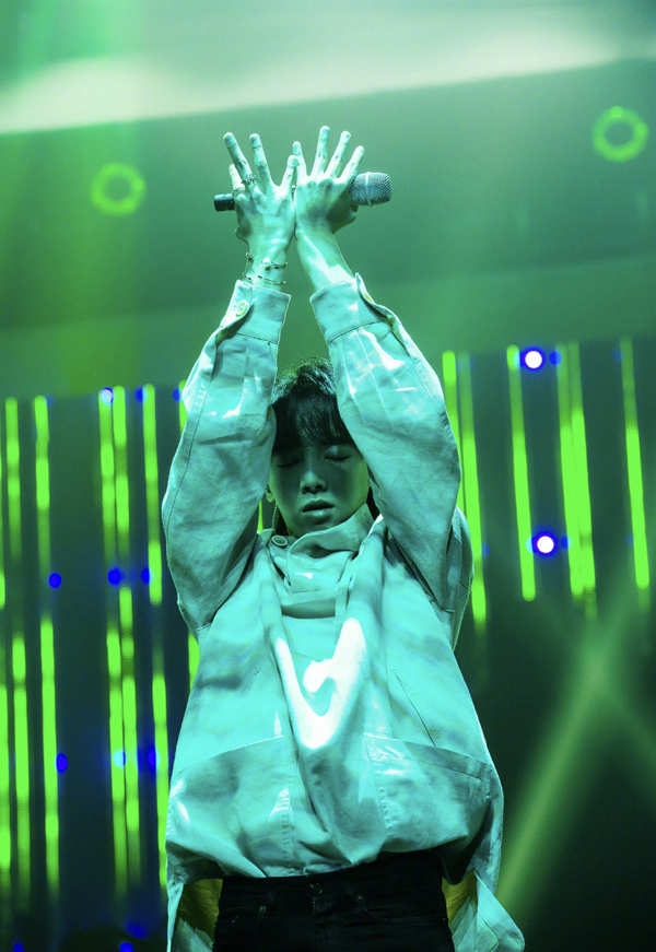 华晨宇佩戴TASAKI珠宝录制综艺节目