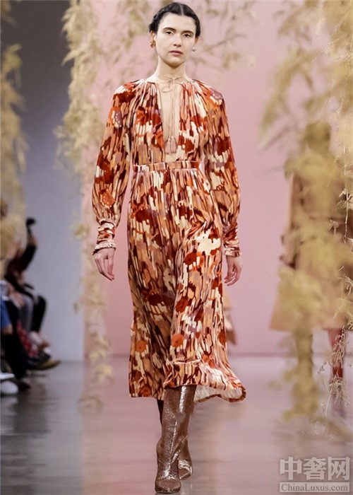 2018冬季流行女装风衣_引领时尚女装新潮流贵姿2018冬季订货会惊艳绽现