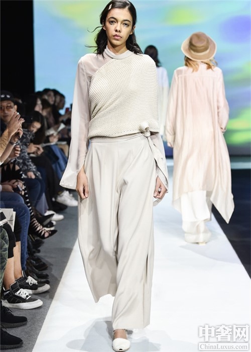 2018秋冬流行风衣_看完这篇文章再买衣服:2018秋冬款11种潮流趋势全面上线!