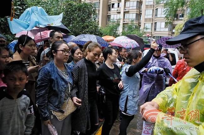 西安男孩被杀嫌犯指现场 围观群众情绪激动-第