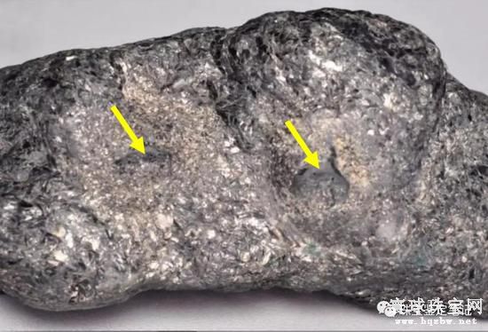 黑色云母岩仿冒祖母绿原石 值得检测界同行警惕!