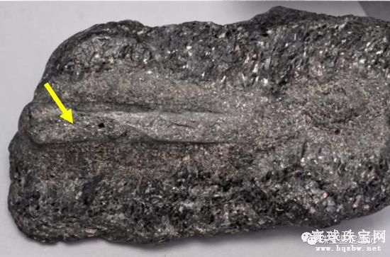 黑色云母岩仿冒祖母绿原石 值得检测界同行警惕!