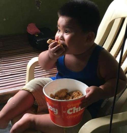 胖娃抓炸鸡吃爆红 这段视频点击量已超千万次